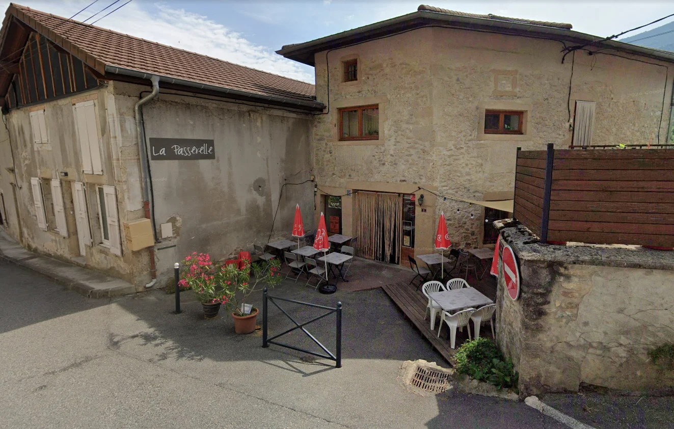 La Passerelle - Façade et terrasse du restaurant à Oriol-en-Royans