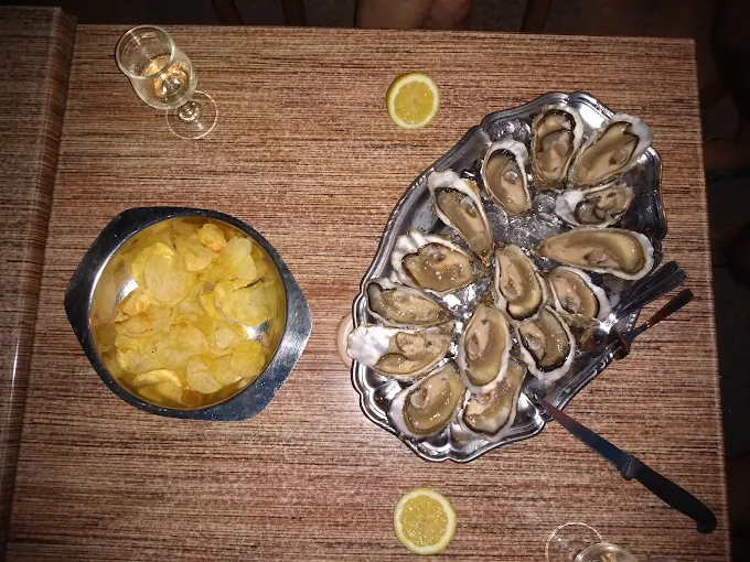 Plateau d'huîtres et accompagnements pour l'apéritif