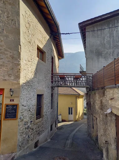 Ruelle du village d'Oriol-en-Royans avec vue sur le Vercors