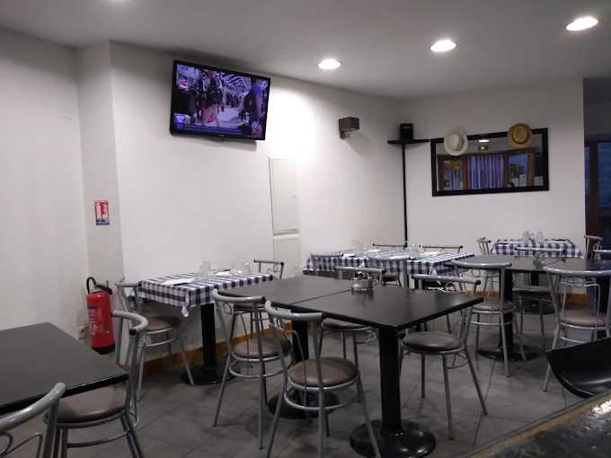 Salle de restaurant avec nappes à carreaux vichy bleus et blancs